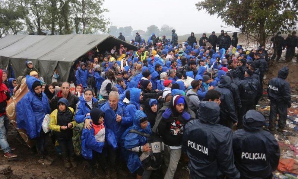 Na GP Bapska na ulaz u Hrvatsku čekalo nekoliko stotina izbjeglica (1)