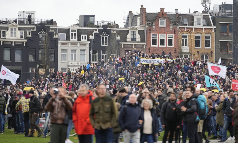 Prosvjed protiv covid mjera u Amsterdamu