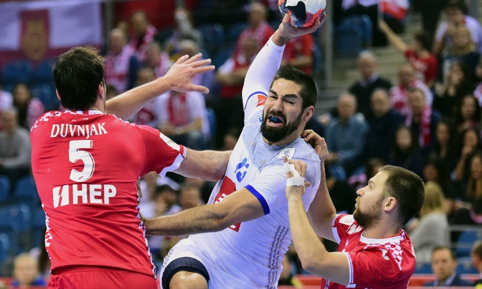 Nikola Karabatić u akciji protiv Domagoja Duvnjaka i Ivana Čupića