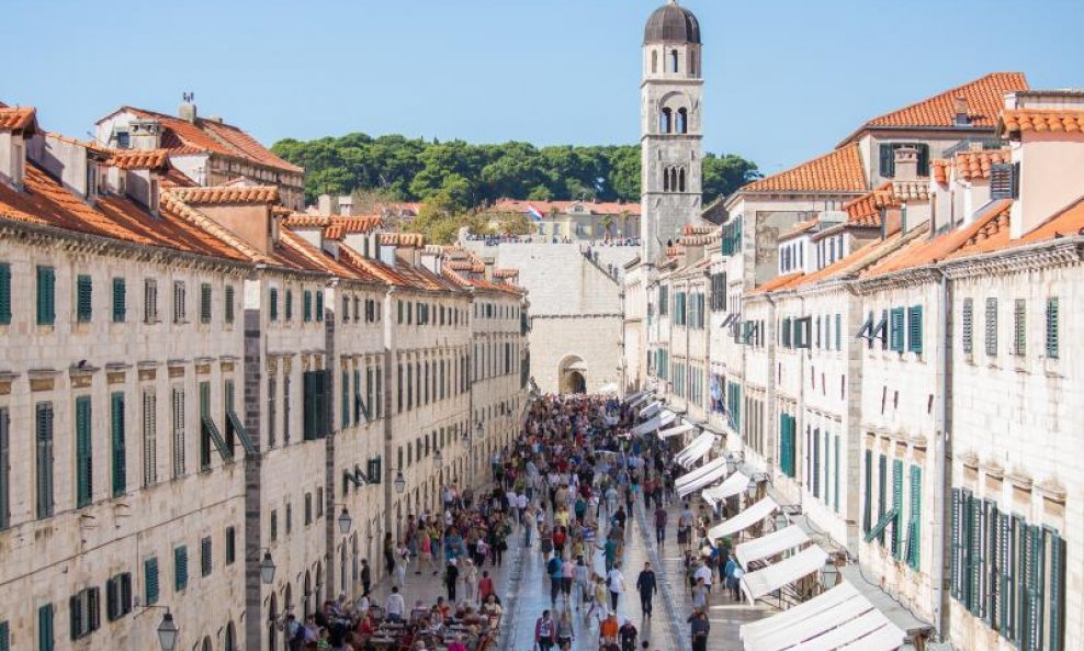 dubrovnik stradun turisti