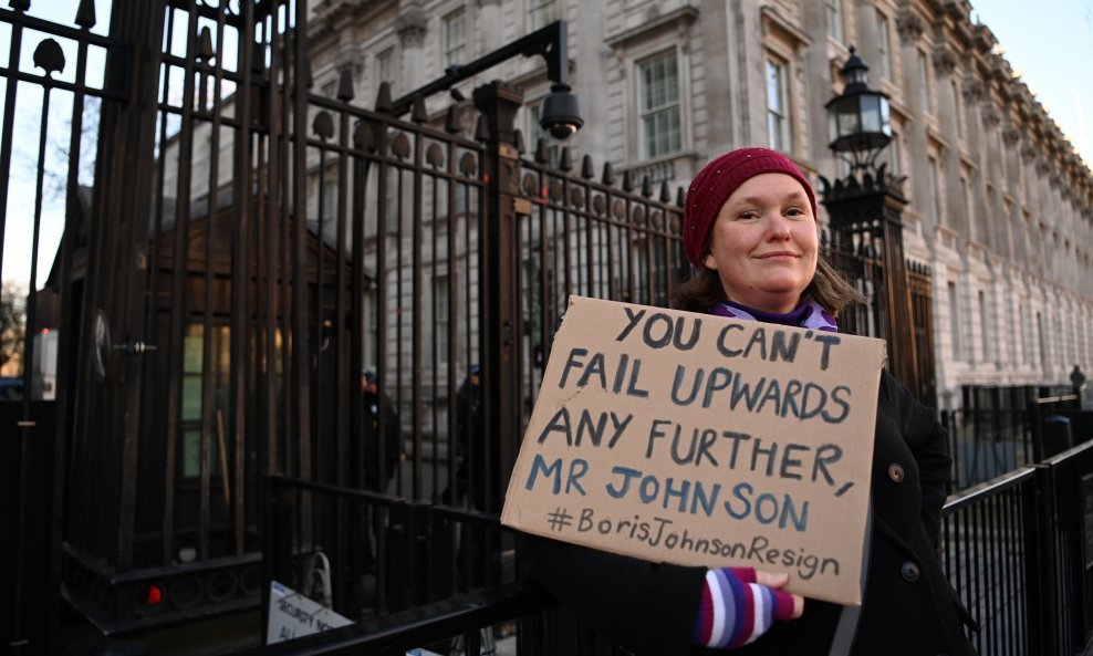 Protest u Londonu protiv isprike Borisa Johnsona za ponašanje u lockdownu