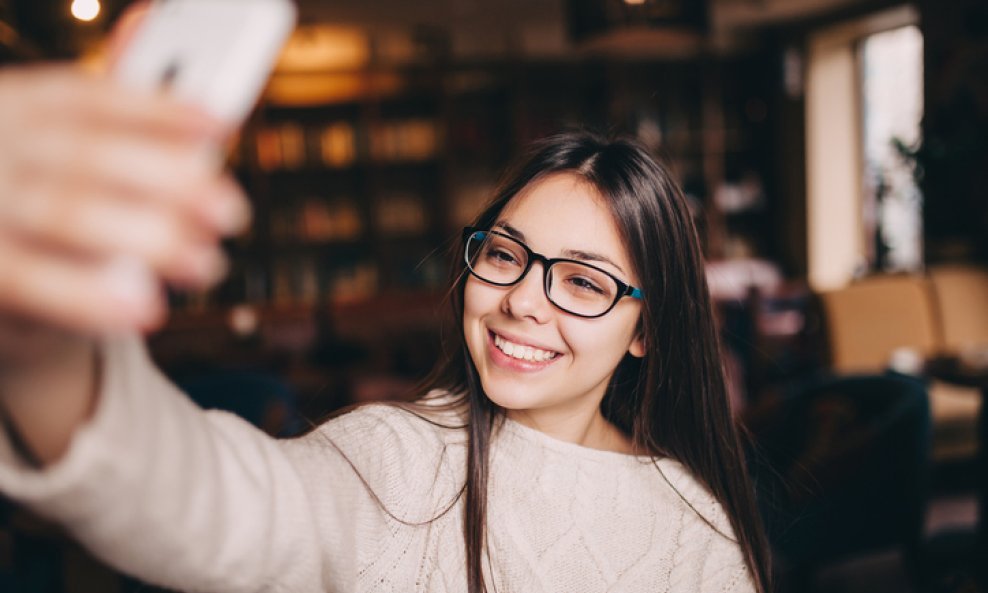 žena djevojka mobitel fotografiranje snimanje