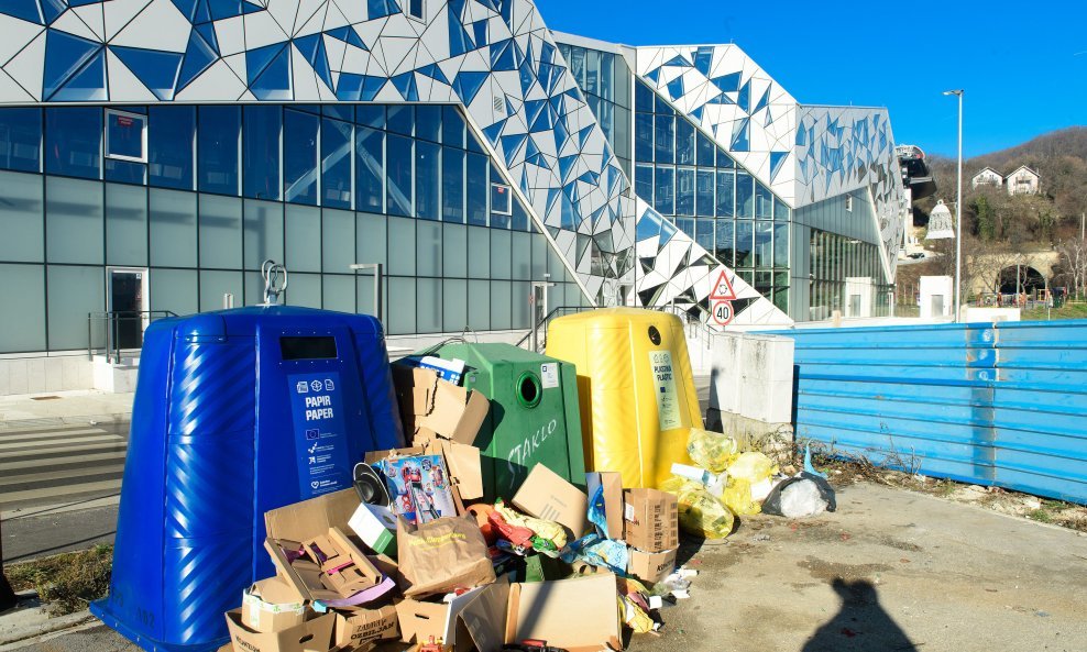 Žičara na Sljemenu još nije otvorena, ali oko nje već se gomila smeće