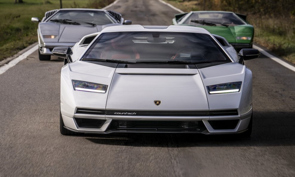 Lamborghini Countach LPI 800-4, Countach LP 400 i posljednji proizveden model Countach 25th Anniversary (lijevo)