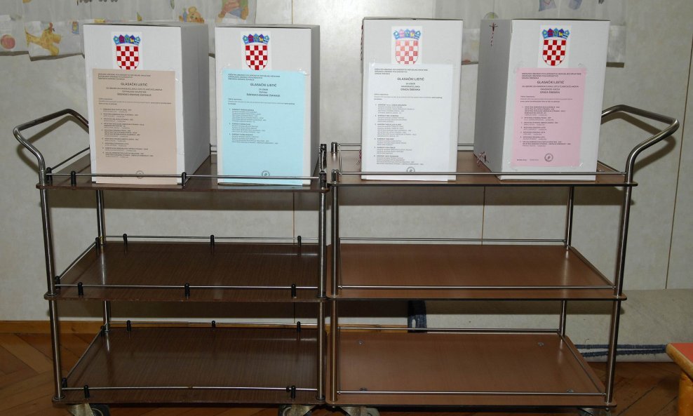 Glasačke kutije izbori biralište glasovanje