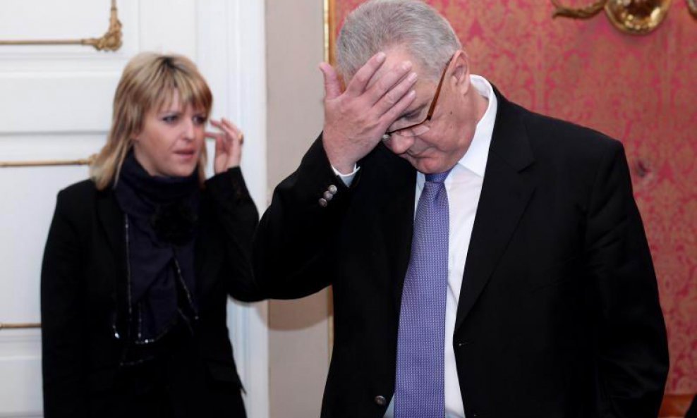 neven mimica drži se za glavu