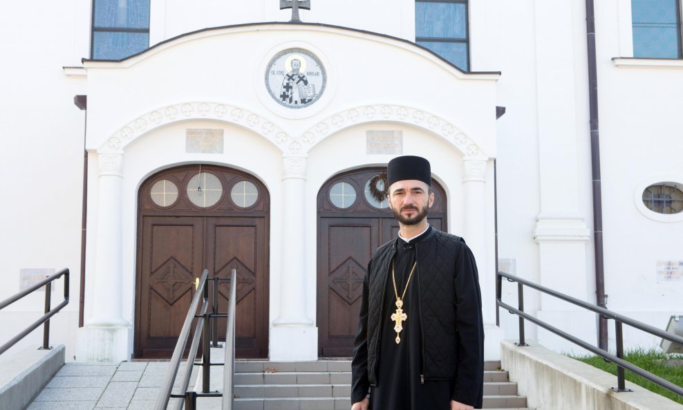 Vukovarski protojerej-stavrofor Saša Kuzmanović pronašao je zbornik na tavanu Srpskog doma