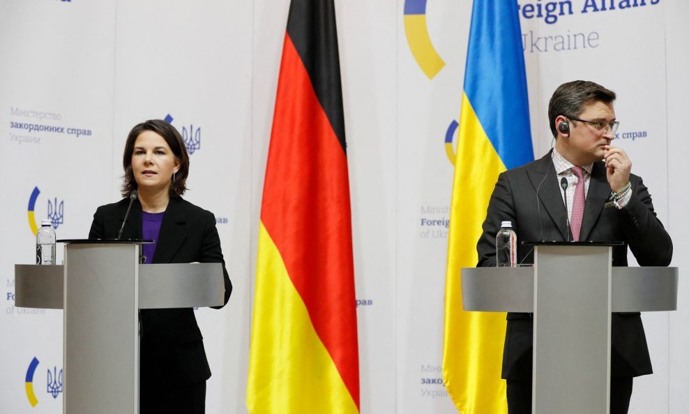 Njemačka ministrica vanjskih poslova Annalena Baerbock (L) i ukrajinski kolega Dmitro Kuleba