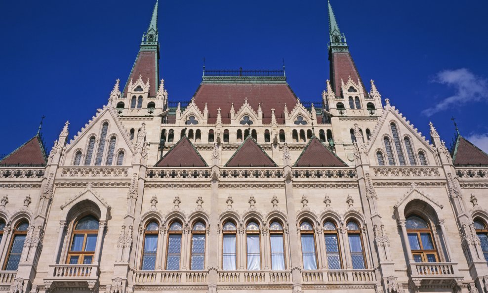 Budimpešta zgrada mađarskog parlamenta
