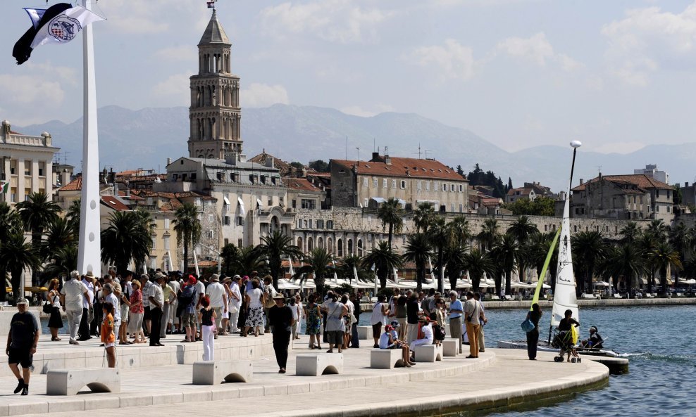 Svečanost otvaranja najstarije splitske ribarske lučice (mandrača) Matejuške nakon što je izvršena njena rekonstrukcija i dogradnja. Svečanosti je nazočio i idejni tvorac nove Matejuške arhitekt Edo Šegvić.  