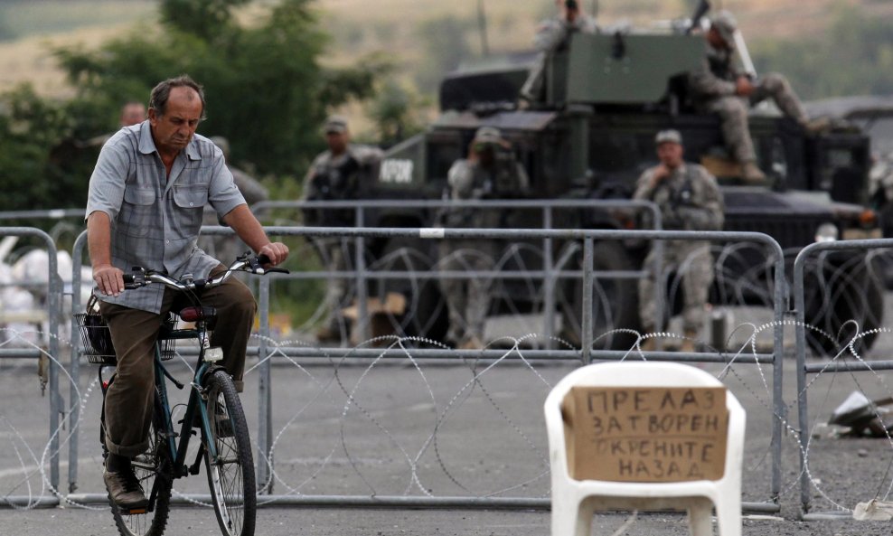 2011-07-31T190644Z_01_MDJ10_RTRIDSP_3_KOSOVO-BORDER