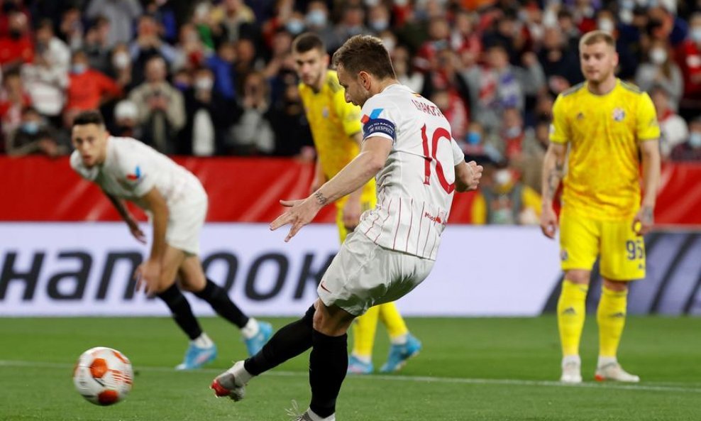 Ivan Rakitić - zabija gol za 1:0 u prvoj utakmici šesnaestine finala Europske lige: Sevilla-Dinamo 3:1