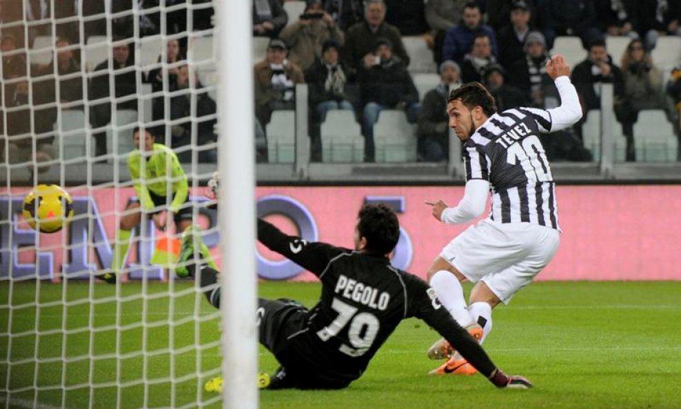 Carlos Tevez zabija za Juve