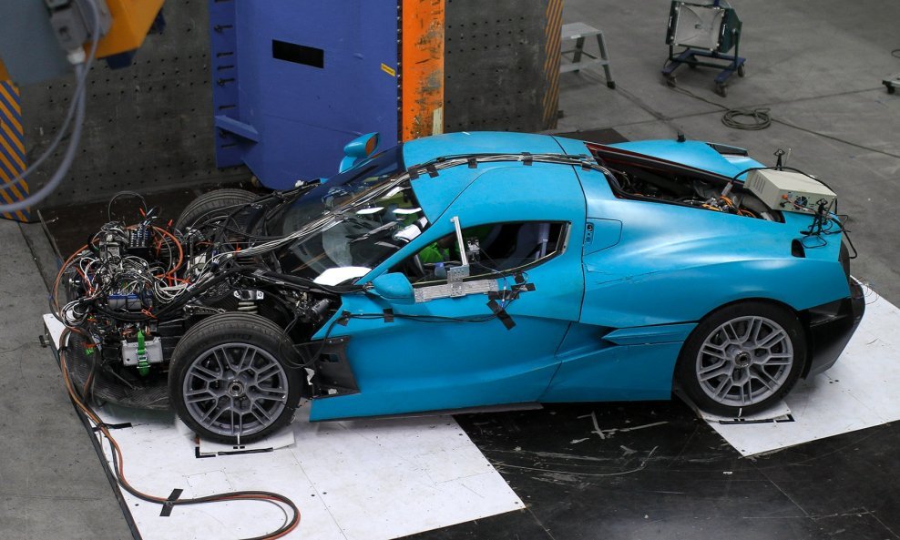 Pogledajte kako je Rimac Nevera, vrijedna 2 milijuna eura, prošla konačni crash test