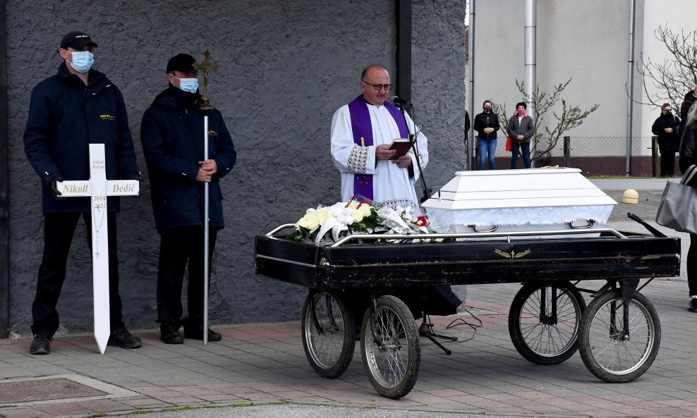 Pogreb djevojčice Nikoll na gradskom groblju u Novoj Gradiški / Arhiva