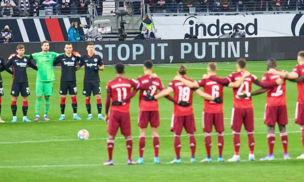 Antiratna poruka na početku utakmice nogometne Bundeslige Eintracht - Bayern