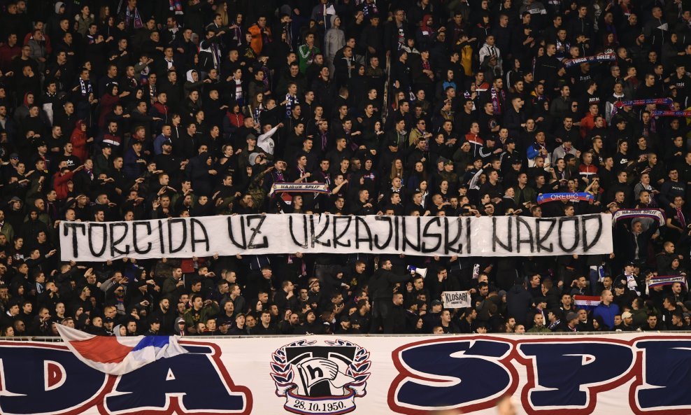 Torcida daje podršku ukrajinskom narodu