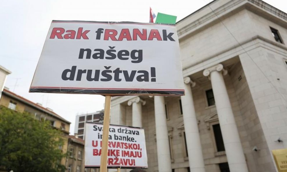 Članovi udruge Franak prosvjedovali ispred HNB-a i tražili ostavku guvernera Vujčića (2)