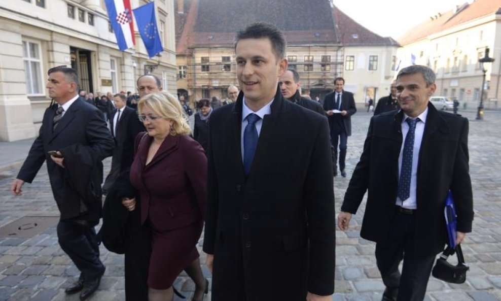 Božo Petrov i zastupnici Mosta ulaze u Sabor