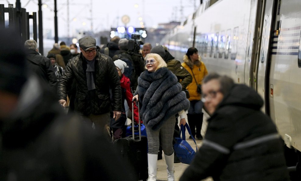 Gužva na željezničkom kolodvoru u Helsinkiju nakon dolaska vlaka iz St. Petersburga