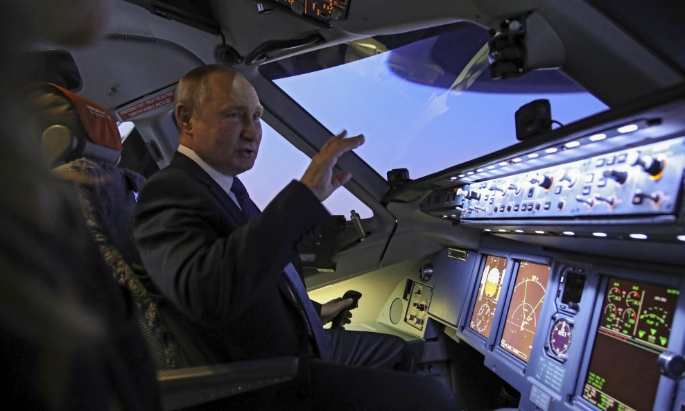 Vladimir Putin u subotu je posjetio avioprijevoznika Aeroflot