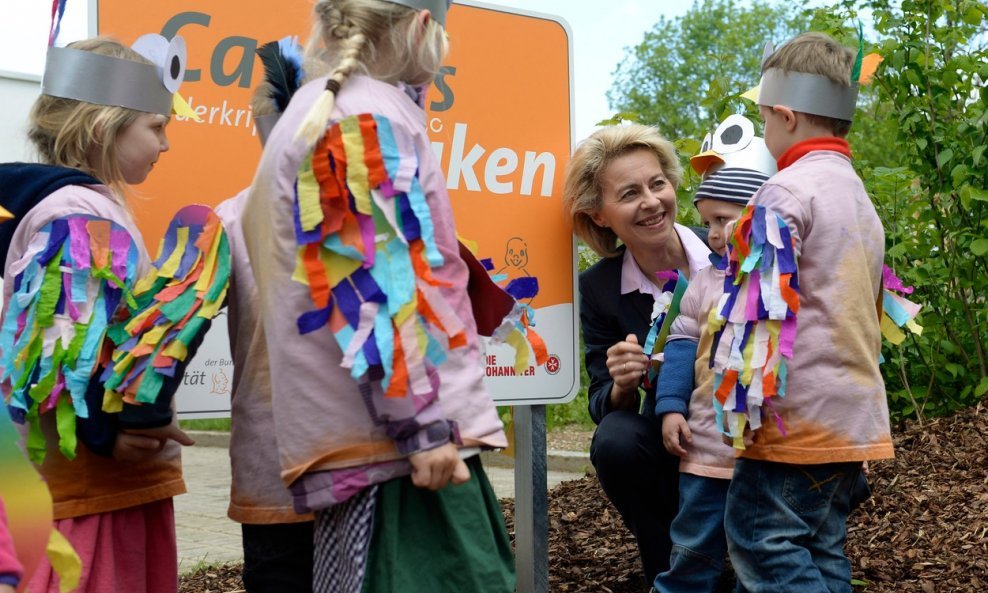Predsjednica Europske komisije Ursula von der Leyen s vrtićkom djecom (ilustrativna fotografija)