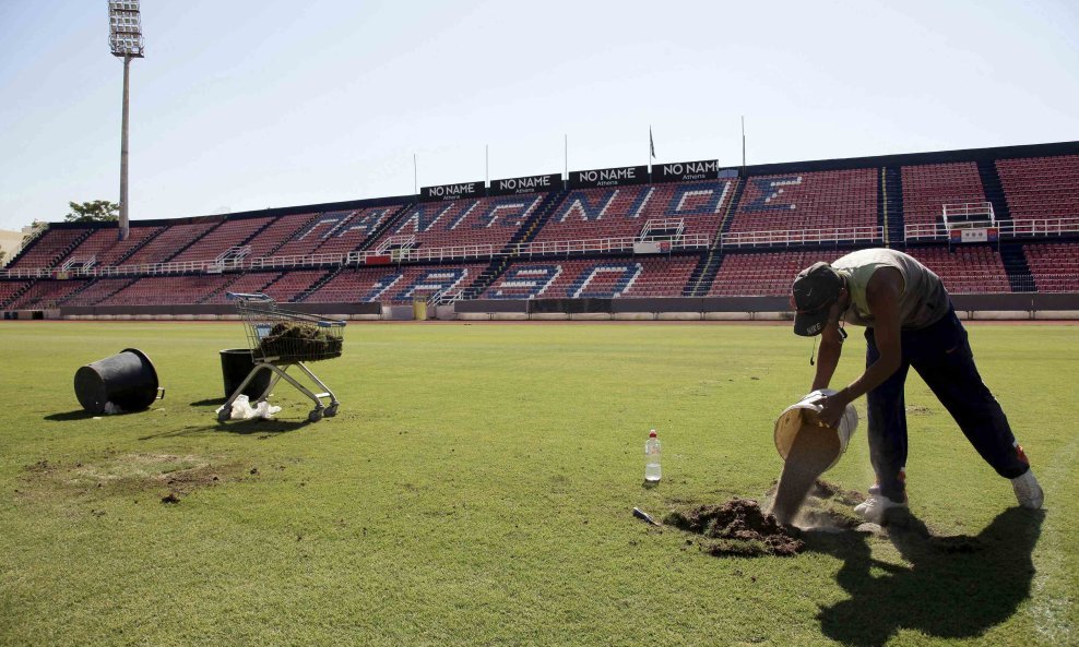 Stadion Panioniosa bio je pun rupa