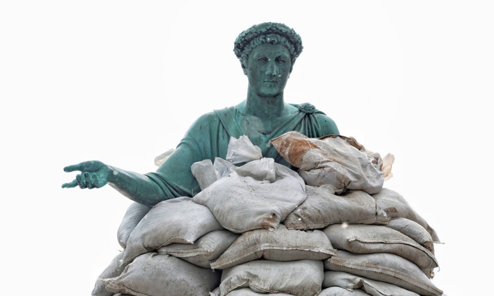 Vreće pijeska kao zaštita skulptura od ruskog napada