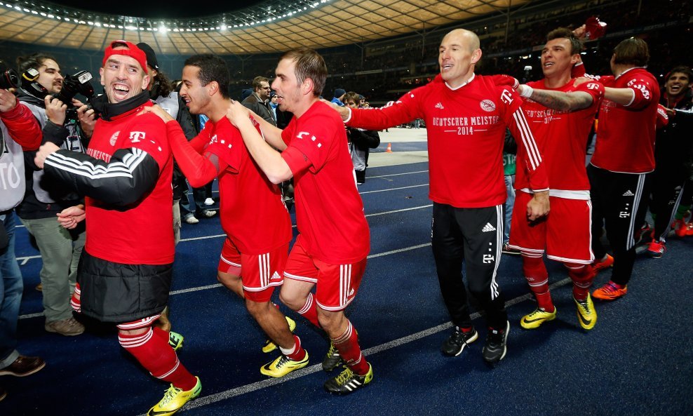  Mario Mandžukić s ekipom slavi pobjedu (2)