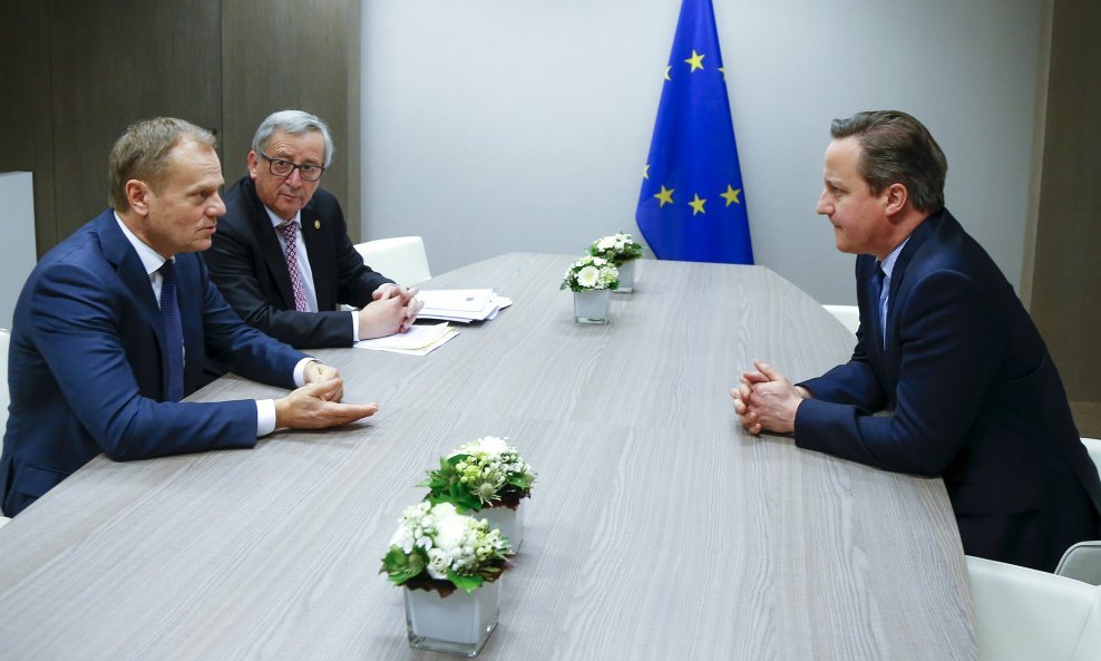 Britanski premijer David Cameron na sastanku s predsjednikom Europskog vijeća Donaldom Tuskom i predsjednikom Europske komisije  Jeanom Claudeom Junckerom