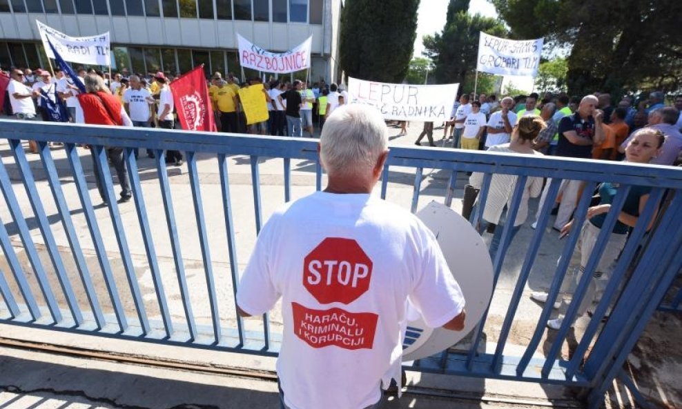 Radnici TLM-a uz podršku Živog zida izrazili nezadovoljstvo radom Uprave (5)