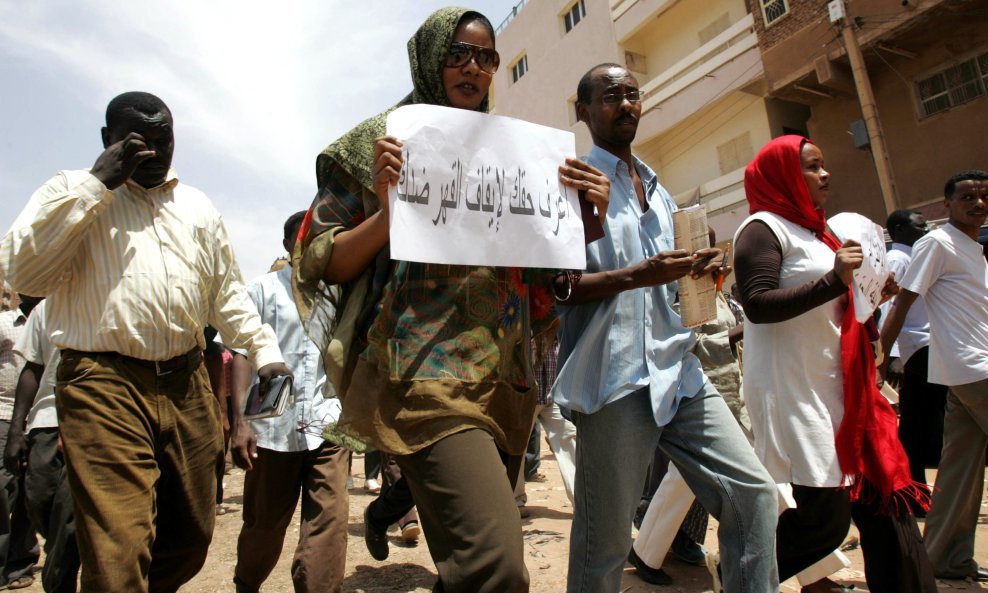 LubnA Ahmed al-Husein SUDAN NOVINARKA HLAČE