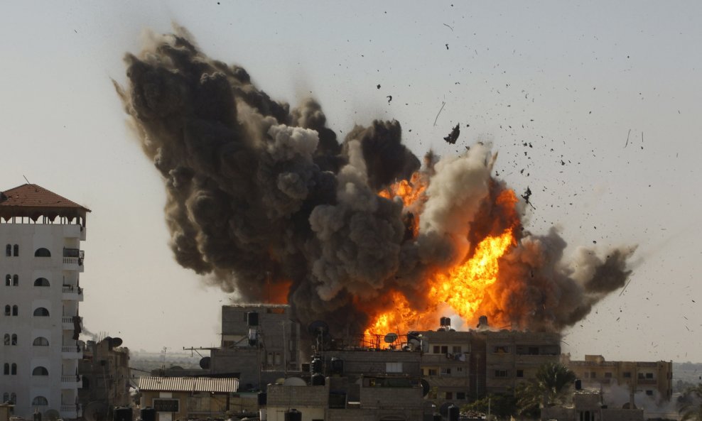Prizori izraelski zračnih napada na južni dio Pojasa Gaze. General izraelske vojske je izjavio kako 'još uvijek rade' protiv Hamas. Tijekom 18 dana od početka izraelske vojne intervencije u Gazi je poginulo više od 900 Palestinaca