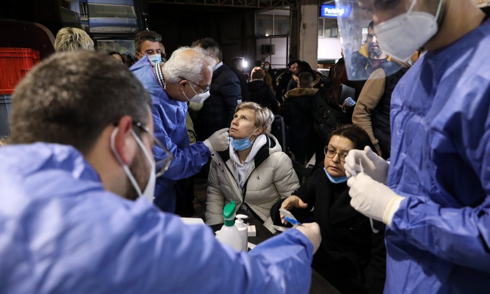 Testiranje ukrajinskih izbjeglica na koronavirus u Ateni, Grčka
