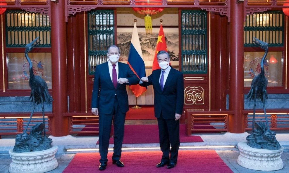 Ruski šef diplomacije Sergej Lavrov s kineskim kolegom Wangom Yiem