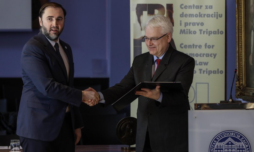 Ivo Josipović dodjeljuje nagradu Miko Tripalo predsjedniku HLK-a Krešimiru Luetiću