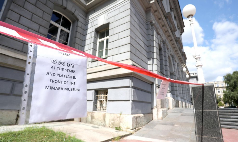 24.08.2021., Zagreb - Trake upozorenja na ulazu u zgradu muzeja Mimara koja je oštećena u potresu