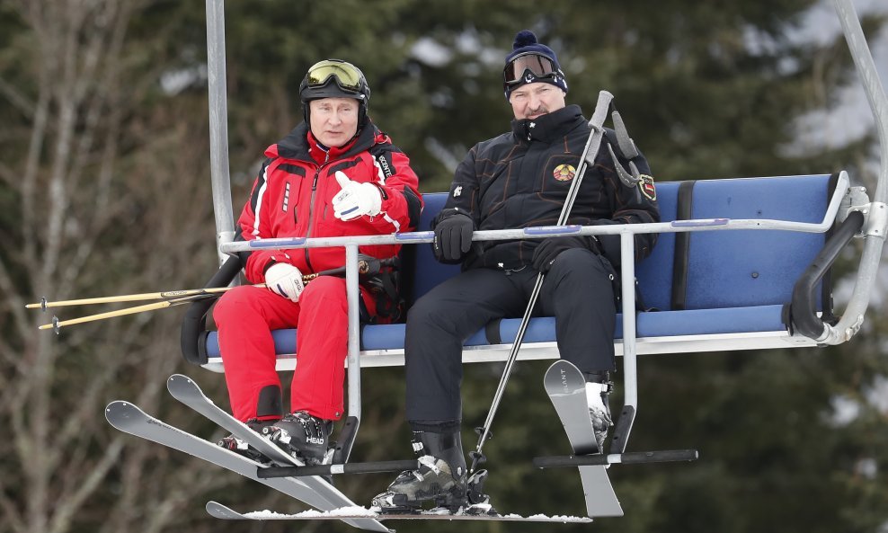 Vladimir Putin i Aleksandar Lukašenko na skijanju u Sočiju, desetak dana prije ruske invazije na Ukrajinu