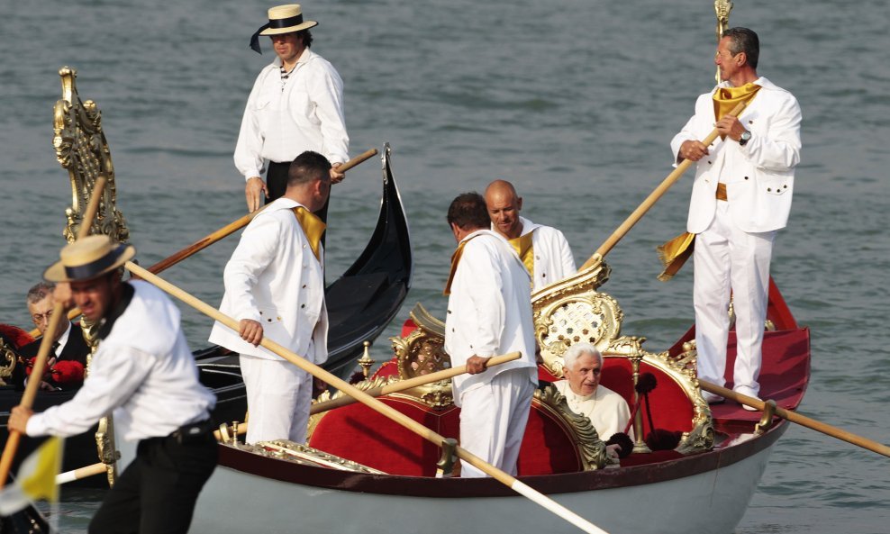 PAPA BENEDIKT xvi. GONDOLA VENECIJA