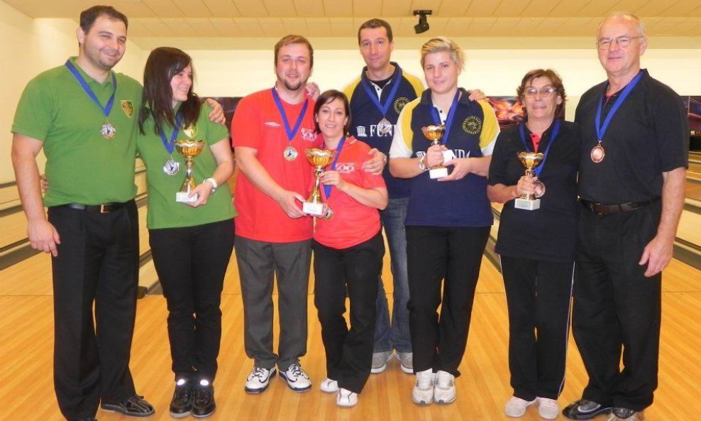 Saša i Jelena Petković, Stjepan Naglić, Janja Dragojević, Vedran Vedriš, Danijela Vicković, Bosiljka Teker i Marijan Valečić (slijeva)