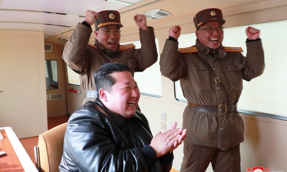 Kim Jong Un prati lansiranje projektila