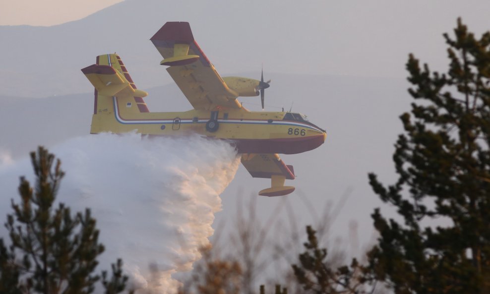 Kanader gasi požar u Vinjanima Donjim