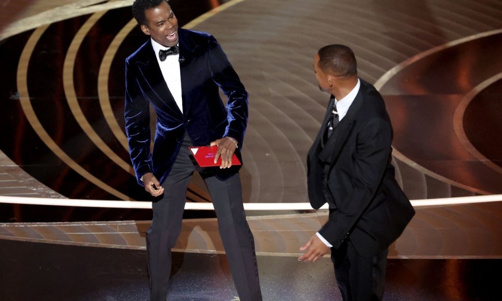 Will Smith na oskarovskoj pozornici fizički je napao voditelja Chrisa Rocka
