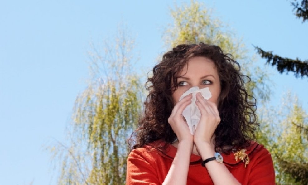 žena alergija kihanje