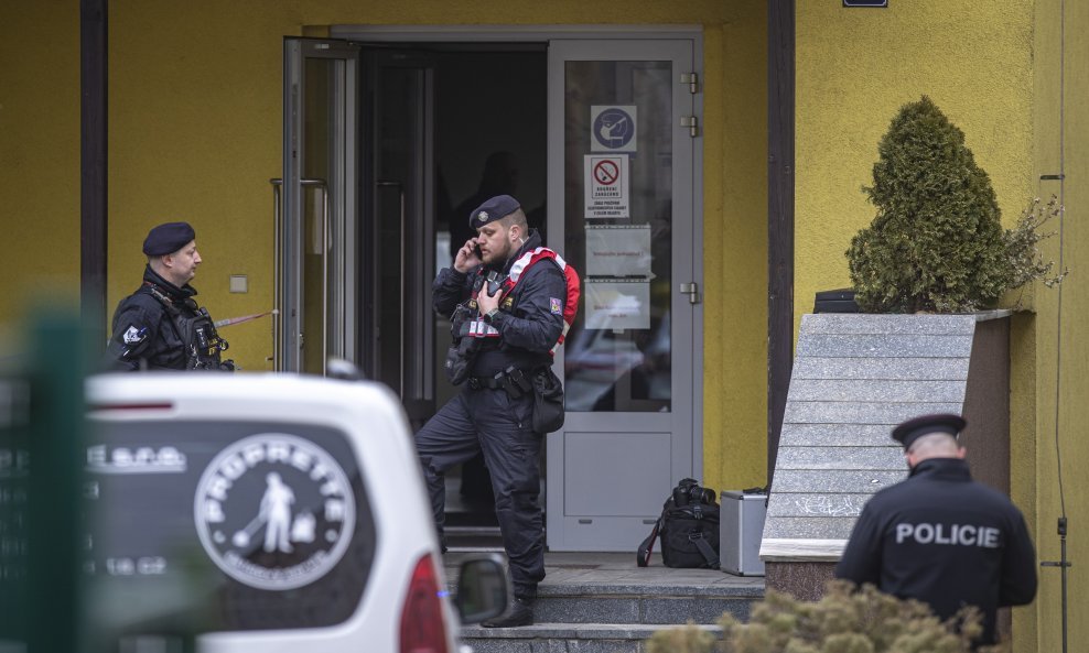 Policija ispred škole u kojoj je ubijen profesor