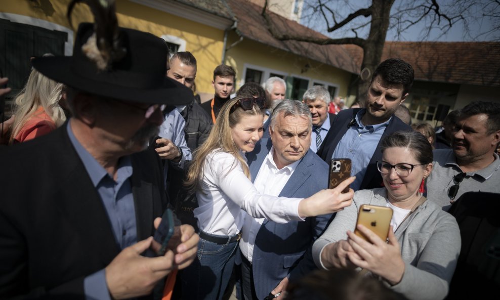 Viktor Orban sa simpatizerima na skupu u Bekescsabi