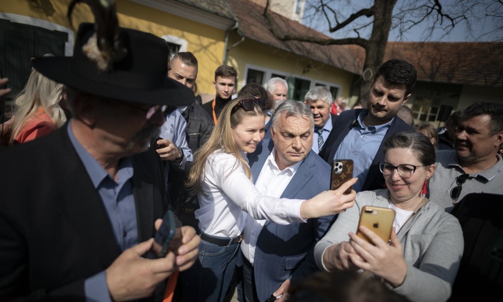 Viktor Orban sa simpatizerima na skupu u Bekescsabi