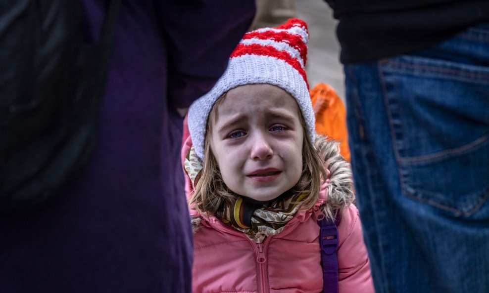 Djevojčica napušta dom u Kramatorsku u istočnoj Ukrajini