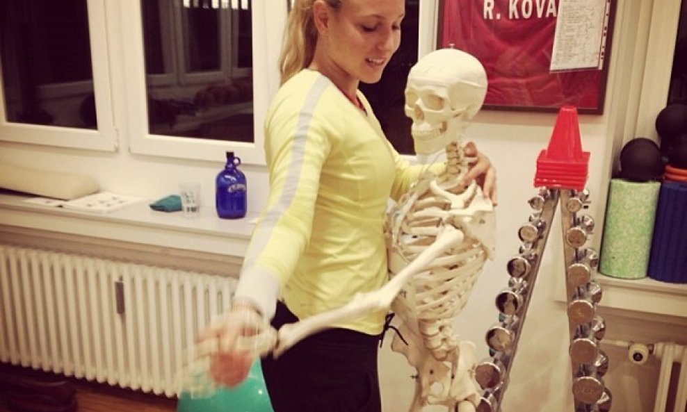 Donna Vekić pleše s kosturom