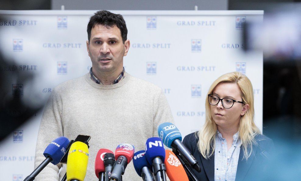Josip Markotić i Ivana Ljulj daju izjave novinarima u Splitu